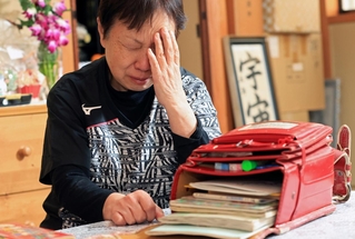 山内瑞絵さんの母、多喜子さんは時折、声を詰まらせた＝神戸市長田区御蔵通
