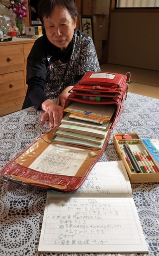 山内瑞絵さんの使っていたランドセル。母の多喜子さんは中に入っていた連絡帳や筆箱を見つめた＝神戸市長田区御蔵通