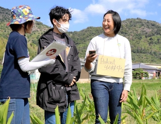 ワークショップに参加した大学生にインタビューする春下充代さん（右）＝高砂市阿弥陀町長尾