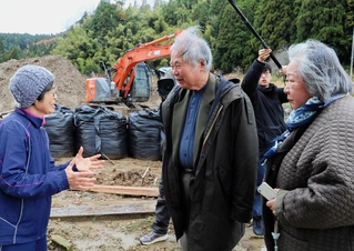 毎月のように能登半島を訪れる室崎益輝さん（中央）。この日は豪雨被災地で住民の話に耳を傾けた＝２０２４年１２月、石川県輪島市
