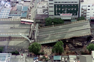ぎりぎりで落下せず阪神高速道路にとどまったバス＝１９９５年１月１８日、西宮市
