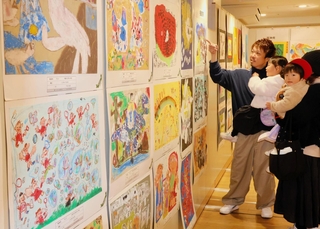 自由な発想の多彩な作品が並ぶ会場＝神戸市中央区小野柄通８