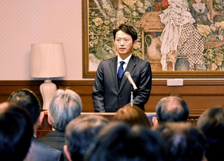 約70人の幹部職員を前に、年頭のあいさつをする兵庫県の斎藤元彦知事＝県公館