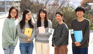 阪神・淡路大震災の遺族への取材をする神戸大学ニュースネット委員会の奥田百合子さん（中央）、蔦旺太朗さん（右端）ら学生記者たち＝神戸市灘区鶴甲１