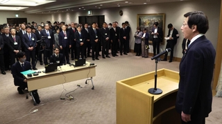 幹部職員に向かって５年ぶりに訓示する神戸市の久元喜造市長（手前右）＝６日午前、神戸市中央区加納町６、神戸市役所（撮影・笠原次郎）