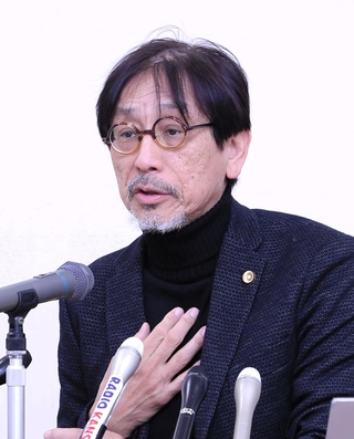 記者会見して県市長会有志に対する告発状を送付したことを明かす徳永信一弁護士＝神戸市内