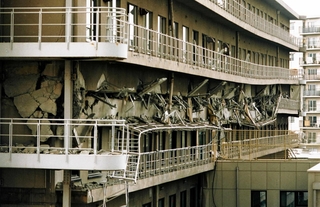 ５階部分が押しつぶされた神戸市立西市民病院。機能を失った病院に、多くの患者が運ばれた＝１９９５年１月１７日、神戸市長田区一番町