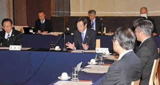 意見交換する久元喜造神戸市長（中央）ら＝神戸市中央区中山手通５、ＴＨＥ　ＳＯＲＡＫＵＥＮ