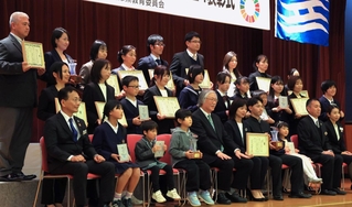 ＳＤＧｓ活動で表彰を受けた児童、生徒や関係者ら＝神戸市中央区山手通５、県看護協会
