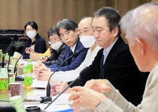 仕事納めの組織も多かった昨年１２月２７日、災害医療チームの運用についての議論は、午後１０時ごろまで交わされた＝神戸市中央区、神戸市医師会館