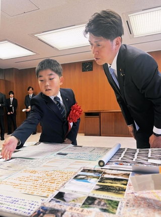 地図コンテストで大臣賞を受賞した吉永久義さん（左）と中野洋昌国土交通相＝東京都千代田区