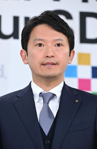 定例会見に臨む斎藤元彦兵庫県知事＝８日午後、神戸市中央区、兵庫県庁（撮影・大田将之）