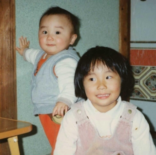 笑顔で写る羽中愛梨ちゃん（右）と敬登さん＝西宮市甲東園３、１９９４年１２月（羽中健二さん提供）