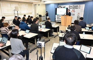 定例会見で記者の質問に応じる斎藤元彦兵庫県知事（右奥）＝８日午後、神戸市中央区、兵庫県庁（撮影・大田将之）