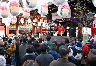 大勢の参拝者を前に奉納された淡路人形浄瑠璃「戎舞（えびすまい）」＝９日午後、神戸市兵庫区西柳原町（撮影・風斗雅博）