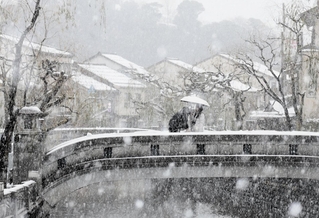 雪が舞う城崎温泉街＝９日午前、豊岡市城崎町（撮影・丸山桃奈）