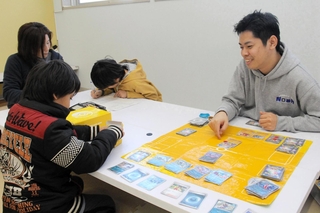 障害のある子どもたちが療育目的で通う放課後等デイサービス。スタッフとともに勉強やゲームをして時間を過ごす＝明石市大久保町駅前２、放課後デイ「ノア」（撮影・森　信弘）