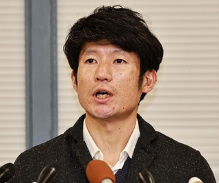 震災から30年間の歩みを振り返る長谷川元気さん＝９日午後、神戸市役所（撮影・長嶺麻子） 