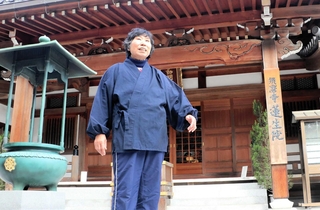 生まれ育った蓮生院が阪神・淡路大震災で全壊し、夫の龍心さんを亡くした冨永明子さん＝神戸市須磨区須磨寺町４