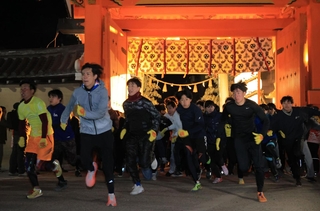 開門と同時に勢いよく走りだす参拝者ら＝１０日午前、西宮市社家町（撮影・吉田敦史）