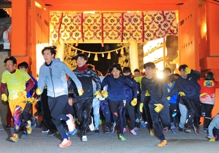 開門と同時に勢いよく走りだす参拝者ら＝１０日午前、西宮市社家町（撮影・吉田敦史）
