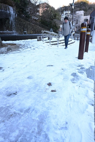 一部で雪が積もった有馬温泉街。通行人は滑らないように慎重に歩を進めていた＝１０日午前、神戸市北区有馬町（撮影・大田将之）