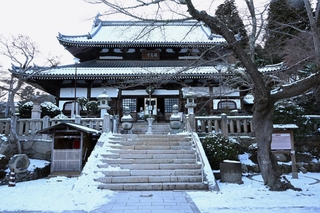 屋根や境内に雪が積もった極楽寺＝１０日午前、神戸市北区有馬町（撮影・大田将之）