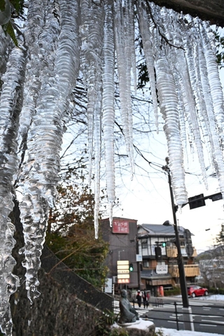 有馬温泉のゆけむり広場には、寒波の影響で大きなつららができた＝１０日午前、神戸市北区有馬町（撮影・大田将之））