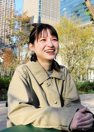 震災から３０年の歩みを振り返る小島汀さん＝大阪市北区