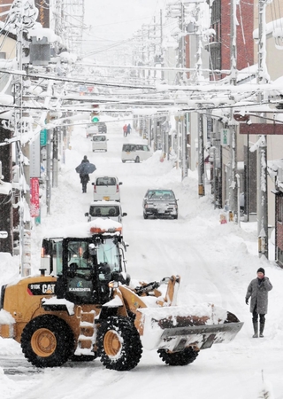 一面白く染まった豊岡市街地＝豊岡市大手町