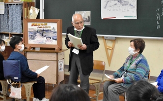 ８０年前に起きた昭和東南海地震のことを母校で語る木野晃さん（中央）＝静岡県袋井市、袋井西小学校