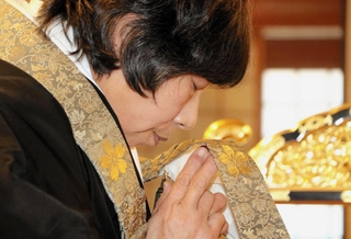 夫の跡を継ぎ、住職としてお経を唱えてきた冨永明子さん＝神戸市須磨区須磨寺町４