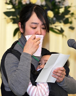 目に涙をにじませつつ、阪神・淡路大震災から３０年の思いを語る曽根侑子さん＝１１日午後、神戸レインボーハウス（撮影・斎藤雅志）