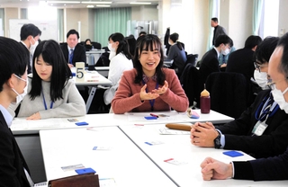 震災継承研修で、災害時の対応などを話し合う新人職員ら＝神戸市中央区