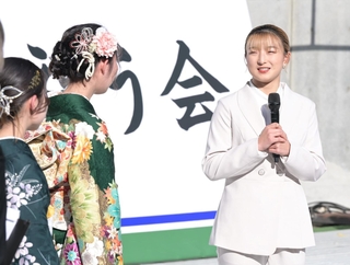 はたちを祝う会に集った若者たちにメッセージを送る坂本花織さん（右）＝１３日午後、神戸市兵庫区御崎町１、ノエビアスタジアム神戸（撮影・大田将之）