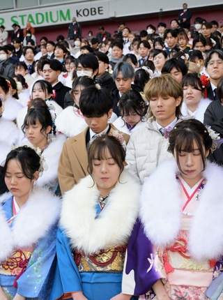 はたちを祝う会で黙とうする若者たち＝１３日午後、神戸市兵庫区御崎町１、ノエビアスタジアム神戸（撮影・大田将之）