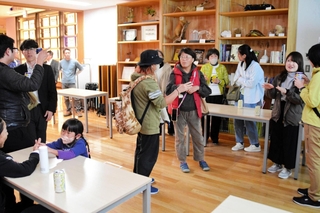 パブ形式で開かれる交流の時間。専門家やまちづくりに取り組む市民らがざっくばらんに意見を交わす＝三田市弥生が丘６、県立人と自然の博物館