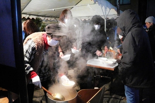 慰霊祭で豚汁などをふるまう住民＝１７日午前６時１５分、神戸市長田区日吉町５、日吉町ポケットパーク