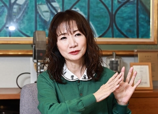 阪神・淡路大震災から３０年を機にライブを復活させる歌手の平松愛理さん＝神戸市中央区東川崎町１、ラジオ関西（撮影・長嶺麻子）
