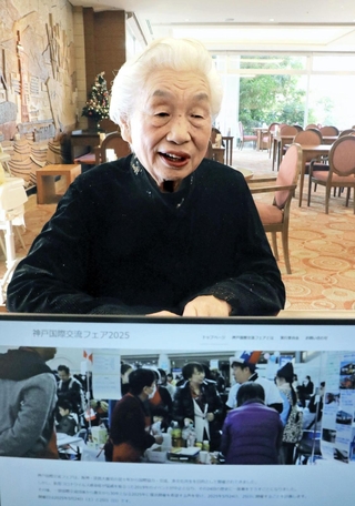 神戸国際交流フェアのホームページ（手前）と、実行委員長の張文乃さん＝神戸市中央区北野町１