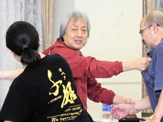 オペラの稽古場で演出にあたる岩田達宗さん。「父の偉大さをますます感じるようになった」＝神戸市中央区橘通３
