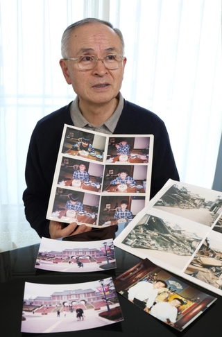 30年前の写真を手に、亡くなった長男忠宏さんのことを話す和泉喜久男さん＝西宮市江上町（撮影・小林良多）