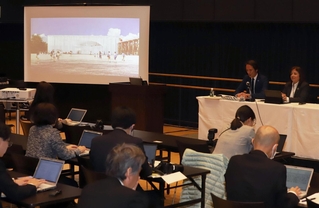 建築家の隈研吾さんが手がけたパビリオンを紹介するポルトガルの担当者＝１５日午前、姫路市神屋町のアクリエひめじ（撮影・辰巳直之）