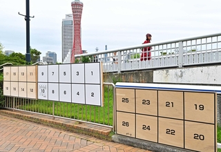 兵庫県知事選で増設されたポスター掲示板。神戸市内の一部では２６人分の枠が設けられた＝２０２４年１０月、神戸市中央区