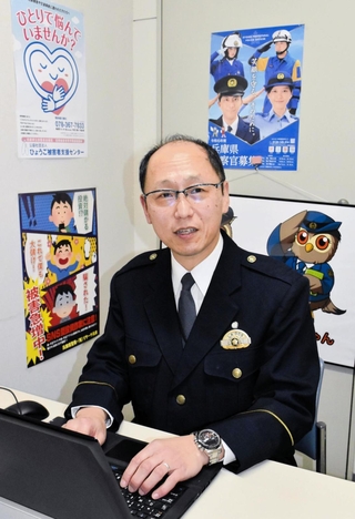 「人が亡くなったと聞くと、模造紙に並ぶ名前が今でも思い浮かぶんです」と話す水野陽一さん＝芦屋署