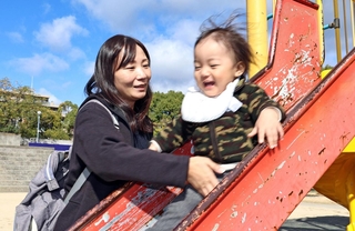 四男の綸（めぐり）ちゃんと遊ぶ早川美幸さん。記憶を次の世代へつなぎたいと願う＝神戸市長田区日吉町１（撮影・長嶺麻子）