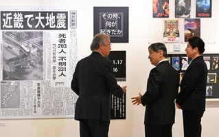 河田恵昭・人と防災未来センター長（左）の案内で震災の展示を視察される天皇、皇后両陛下＝１６日午後、兵庫県立兵庫津ミュージアム（撮影・風斗雅博）
