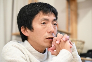 阪神・淡路大震災で亡くなった父への思いを語る高橋朗さん＝神戸市長田区（撮影・大田将之）