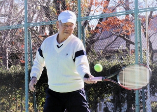 大学時代に全日本学生テニス選手権大会で準優勝した腕前そのまま、今も鋭いショットを放つ上原夏太さん＝神戸市須磨区友が丘９、名谷テニスガーデン