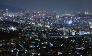 鮮やかな夜景が広がる神戸の街＝１６日夜、神戸市須磨区、鉢伏山から望む（撮影・笠原次郎）